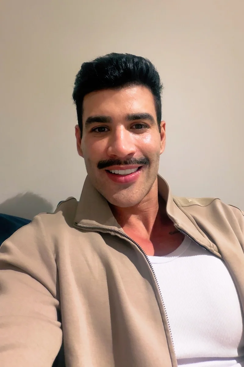 Gusttavo Lima raspou a barba e está usando apenas bigode Gusttavo Lima raspou a barba e está usando apenas bigode
