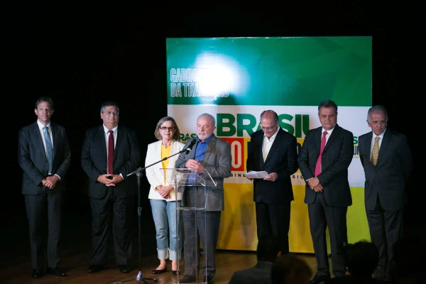 foto colorida de Lula anunciandoministros