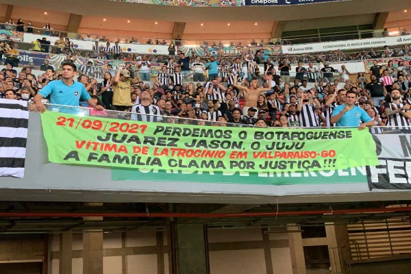 Torcida Botafogo. Familiares estendem faixa em homenagem à Juarez Jason Menezes Araújo