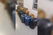 No carro do criminoso, os policiais encontraram seis sacos com 160 kg de cocaína, além de 50 litros de uma substância utilizada para refinar drogas