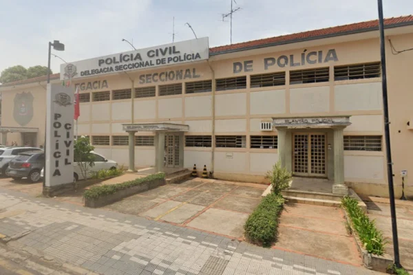 Imagem colorida da delegacia seccional de Lins. Metrópoles
