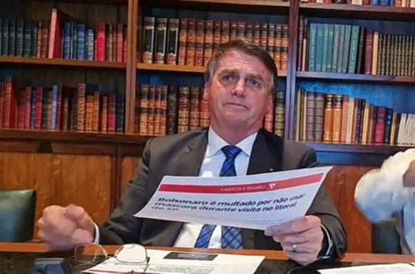 Ao comentar caso dos absorventes, Bolsonaro debocha: “Auxílio Modess”
