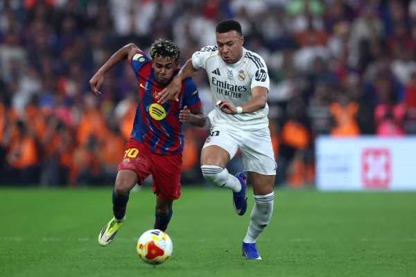 Lamine Yamal e Kylian Mbappé em jogo entre Barcelona e Real Madrid
