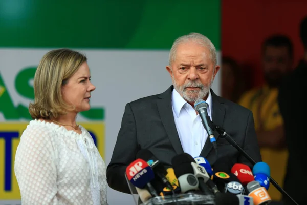 Presidente eleito, Lula, fala com a imprensa sobre a semana em Brasília e sobre o governo de transição. Na imagem, ele aparece ao lado da presidente do PT, Gleisi Hoffmann - Metrópoles
