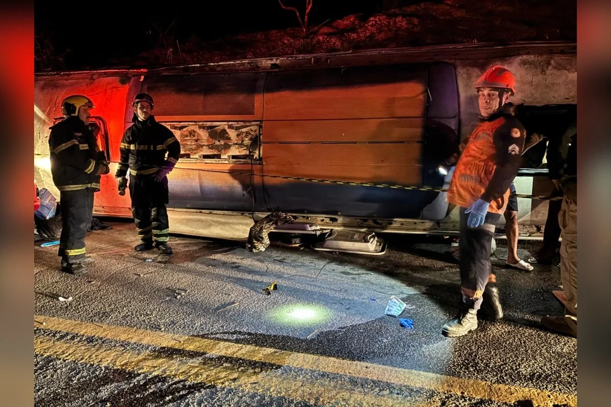 Ônibus de turismo ficou destruído após tombar na BR-262, no Espírito Santo; três pessoas morreram Ônibus de turismo ficou destruído após tombar na BR-262, no Espírito Santo; três pessoas morreram