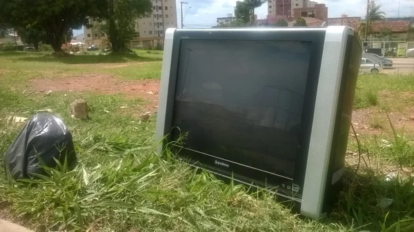 Detrito Federal. Lixo luxuoso transforma Brasília numa horripilante loja de departamentos a céu aberto