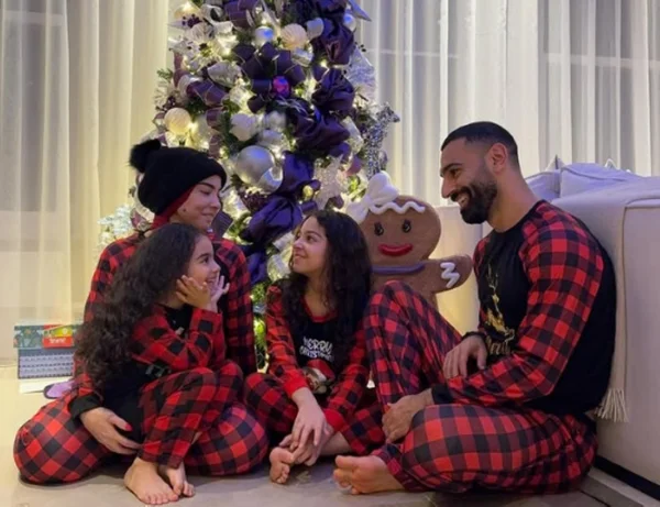 Imagem colorida de Mohamed Salah, comemorando o natal- Metrópoles