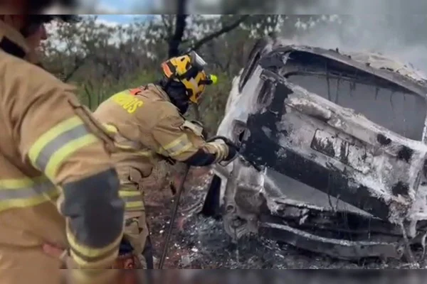 Corpo carbonizado é encontrado em carro em chamas na Estrutural