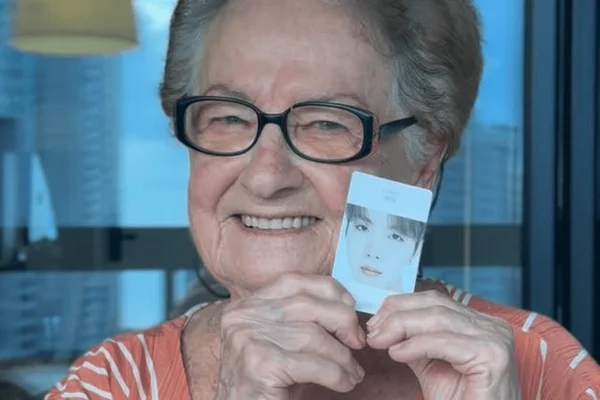 Julia Soares, de 86 anos, viraliza na internet ao ganhar de sua neta ingressos para o show do BTS em São Paulo