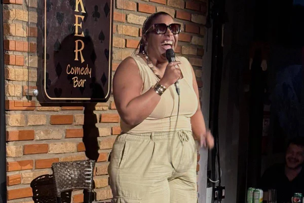 Em pronunciamento, a comediante cega Tatá Mendonça lembrou o caso de assédio da qual foi vítima durante show de stand-up em setembro de 2024 - Metrópoles