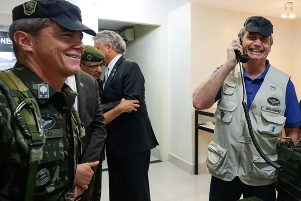Foto colorida do general Mário e do presidente Bolsonaor em 2019 - Metrópoles