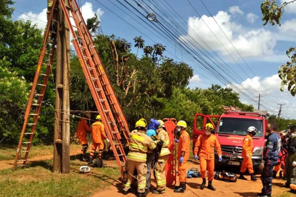 Trabalhador fica pendurado em poste após levar descarga elétrica no DF
