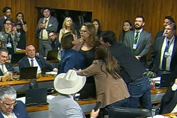 imagem colorida de briga entre parlamentares na cpmi do inss