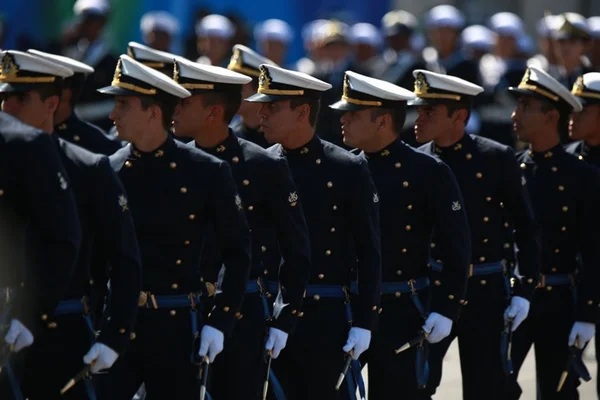 Congresso promulga emenda que permite a militares acumular cargos