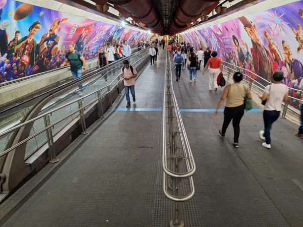 Imagem colorida mostra pessoas caminhando na passagem entre as estações Paulista e Consolação do metrô de São Paulo em dia de greve nos transportes - Metrópoles