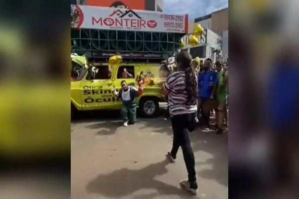 Com ajuda de carro de som, homem pede para voltar com ex após traição