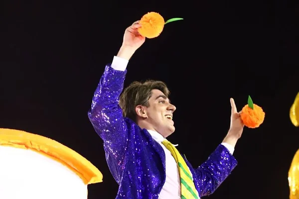 Adnet de Bolsonaro chama atenção em desfile de São Clemente