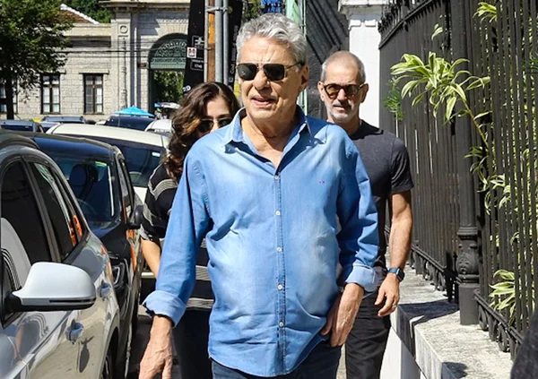 Chico Buarque em enterro de marido de Marieta Severo