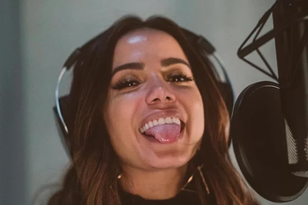 Loira, Anitta tampa apenas parte dos seios em novo clipe e fãs deliram