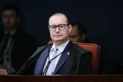 A Primeira Turma do Supremo Tribunal Federal (STF) retomou, na manhã desta terça-feira (21/10), o julgamento do núcleo 4, conhecido como o grupo de desinformação, no âmbito do processo referente à tentativa de golpe de Estado após as eleições de 2022. No total, são sete réus acusados pela Procuradoria-Geral da República (PGR) de propagar notícias falsas sobre as urnas eletrônicas.
