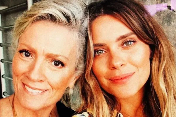 Foto colorida de Carolina Dieckmmann e a mãe - Metrópoles