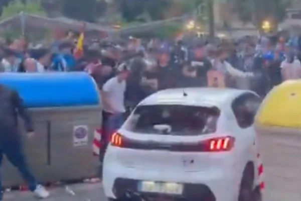 Imagem colorida do momento em que carro avança em direção a torcedores do Espanyol- Metrópoles
