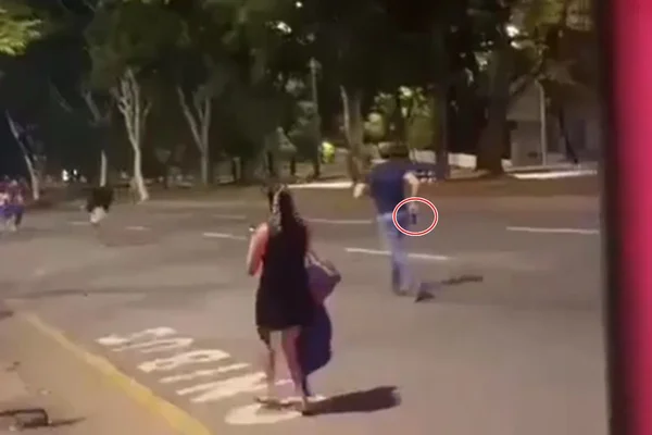 Vídeo: homem causa pânico ao perseguir garotas de programa armado