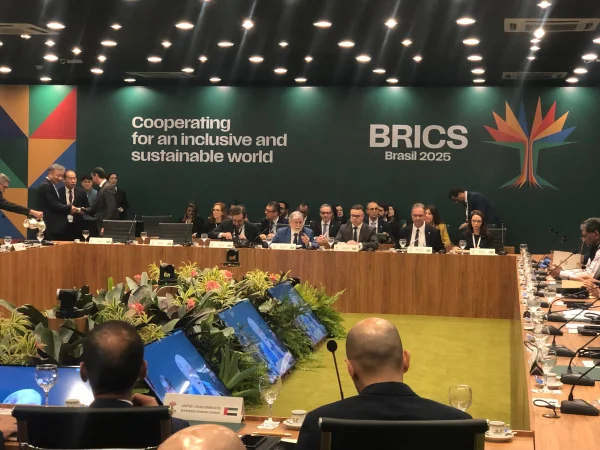 Imagem colorida mostra reunião de assessores de segurança nacional dos Brics - Metrópoles