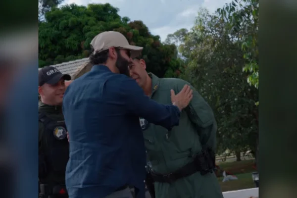 Gusttavo Lima abre as portas da fazenda para PM em Goiás