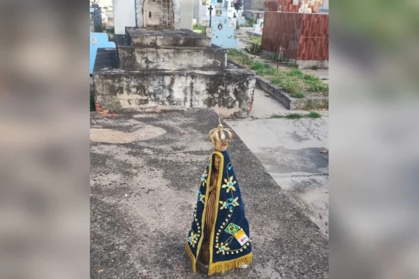 Imagem colorida mostra Nossa Senhora encontrada em cemitério - Metrópoles