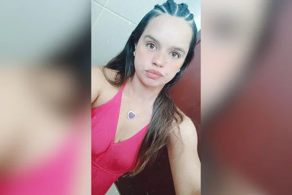 Imagem colorida mostra uma mulher branca, jovem, de cabelo castanho escuro vestindo uma blusa rosa - Metrópoles