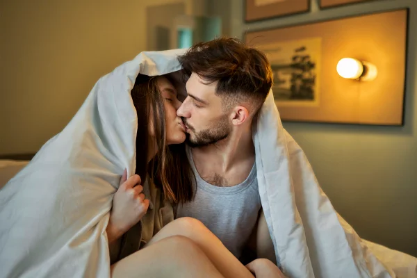 10 posições agarradinhas para não deixar a relação esfriar no inverno
