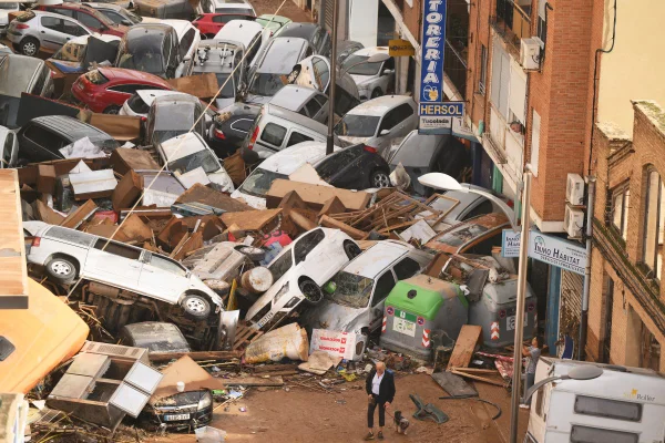 Foto colorida de enchente na cidade de Valencia, na Espanha - Metrópoles