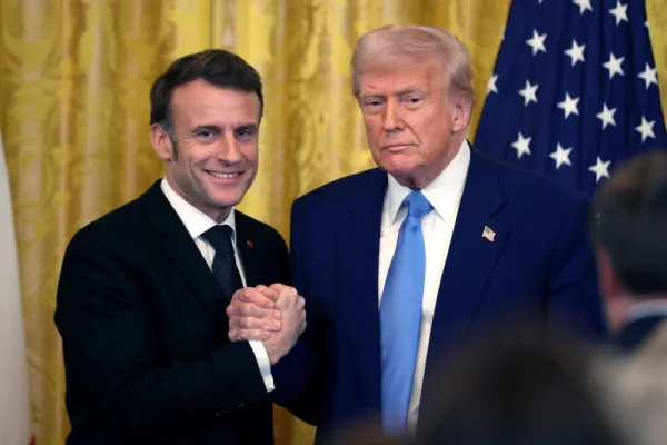 Imagem colorida de Trump e Macron - Metrópoles