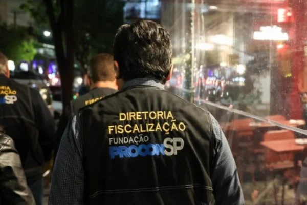 Imagem mostra fiscal do Procon - Metrópoles