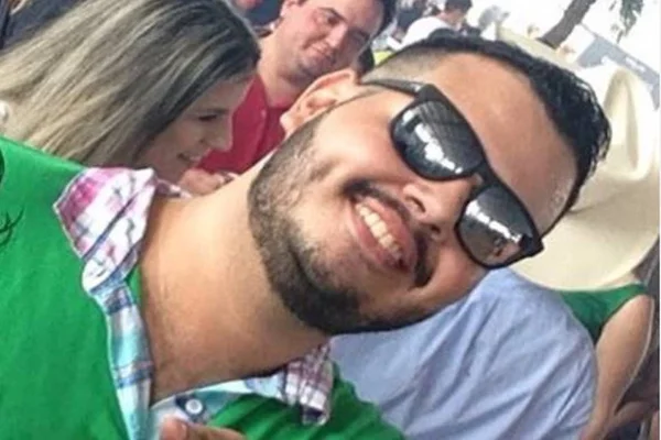 Cantor sertanejo e outras 3 pessoas morrem em acidente de carro