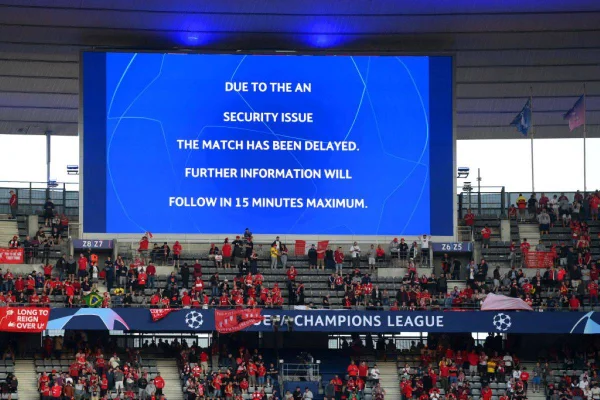 Vídeo: torcedores invadem estádio e atrasam final da Champions