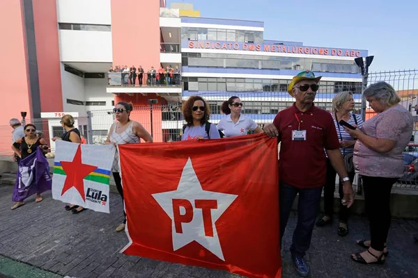 Populares formam fila para se despedir de Marisa Letícia