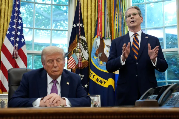 Imagem colorida, O Secretário do Tesouro dos EUA, Scott Bessent, discursa ao lado do Presidente Donald Trump durante uma coletiva de imprensa no Salão Oval da Casa Branca, em 5 de setembro de 2025, em Washington, DC. O Presidente Trump detalhou os planos de seu governo para sediar a cúpula do G20 de 2026, que reúne líderes mundiais, em seu campo de golfe e spa em Doral, Flórida-Metrópoles