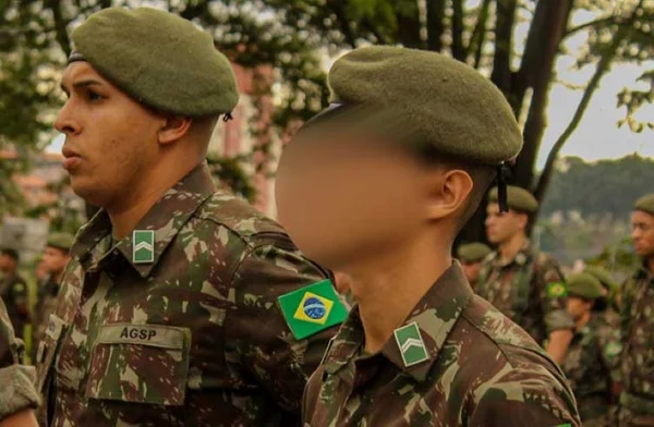 foto colorida do cabo Vagner Tandu da Silva (à esq.), durante solenidade no Arsenal de Guerra de SP - Metrópoles