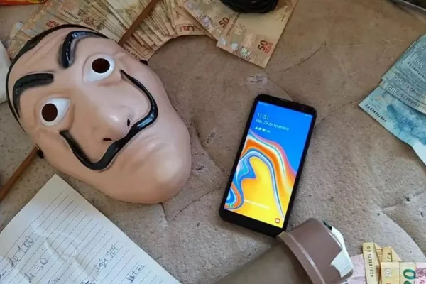 Máscara e celular