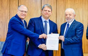 Tarcísio assina acordo com o presidente Lula e o vice, Geraldo Alckmin