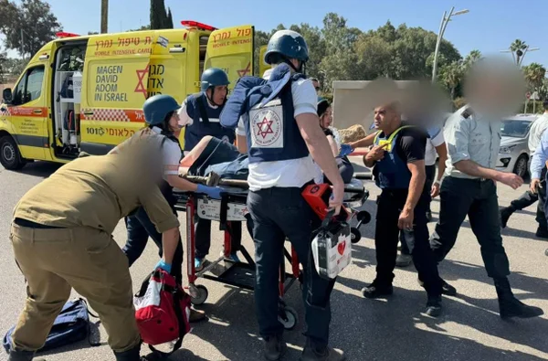 Imagem colorida: Serviço médico de Israel socorre vítimas de atentado