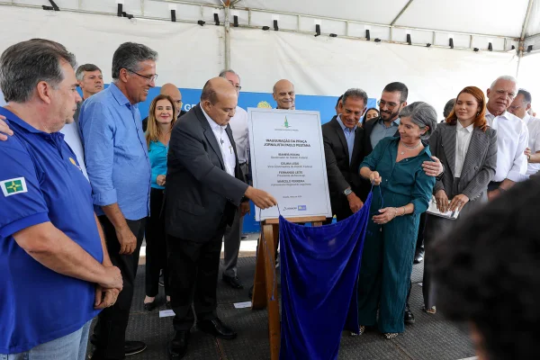 Ibaneis inaugura Praça Jornalista Paulo Pestana, no Lago Norte