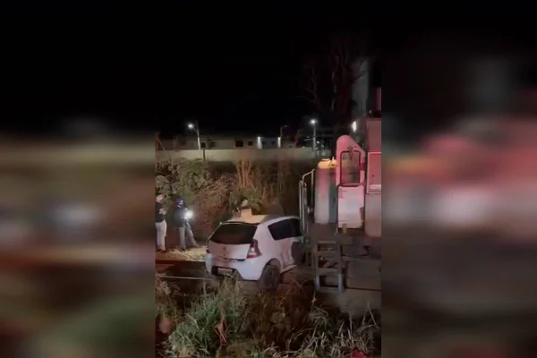Mulher escapa da morte ao pular de carro antes de choque com trem