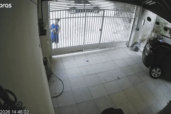 Imagem colorida do dentista achado morto fazendo a entrega de uma prótese dentária antes de desaparecer - Metrópoles