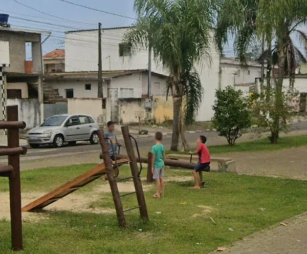 Imagem de crianças brincando em gangorra de parque - Metrópoles