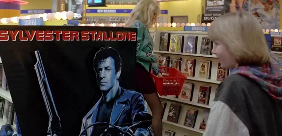 <b>O Último Herói de Ação (1993).</b> Quando o sonho de criança é realizado. Quem nunca quis ser transportado para dentro do seu filme favorito? É o que propõe um dos mais singelos e espertos longas protagonizados pelo eterno herói de ação Arnold Schwarzenegger. Além do humor hipertextual típico da cultura pop, o título ainda traz John McTiernan, diretor de O Predador (1987) e Duro de Matar (1988), inspiradíssimo na composição visual da narrativa. Na <a href="https://www.primevideo.com/detail/0G0W58WSLIMPOJGA3ZZP4QCU6T/ref=sr_def_c_unkc__1_1_1?sr=1-1&qid=1558701683"><b>Amazon Prime</b></a> <b>O Último Herói de Ação (1993).</b> Quando o sonho de criança é realizado. Quem nunca quis ser transportado para dentro do seu filme favorito? É o que propõe um dos mais singelos e espertos longas protagonizados pelo eterno herói de ação Arnold Schwarzenegger. Além do humor hipertextual típico da cultura pop, o título ainda traz John McTiernan, diretor de O Predador (1987) e Duro de Matar (1988), inspiradíssimo na composição visual da narrativa. Na <a href="https://www.primevideo.com/detail/0G0W58WSLIMPOJGA3ZZP4QCU6T/ref=sr_def_c_unkc__1_1_1?sr=1-1&qid=1558701683"><b>Amazon Prime</b></a>
