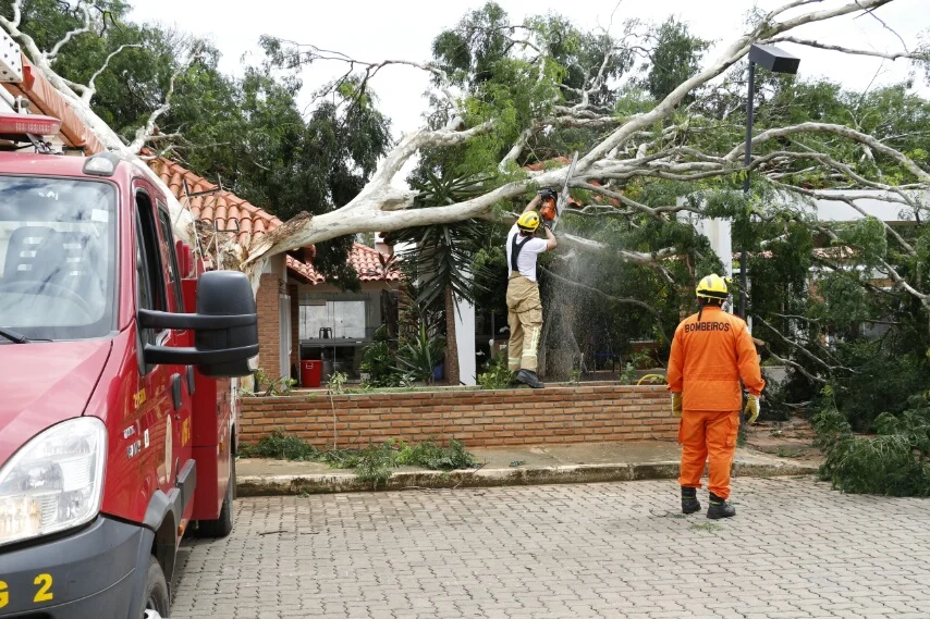 Chuva forte provoca alagamentos, queda de árvores e transtornos aos brasilienses. Veja vídeo - imagem 11 Chuva forte provoca alagamentos, queda de árvores e transtornos aos brasilienses. Veja vídeo - imagem 11