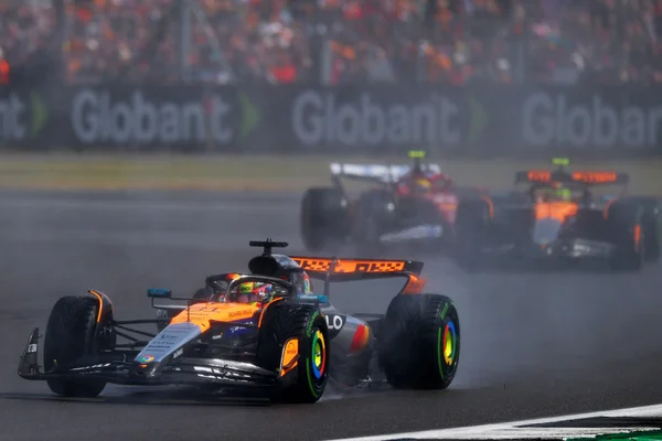 Foto colorida de Lando Norris, no carro da McLaren, durante GP da Inglaterra de Fórmula 1 - Metrópoles